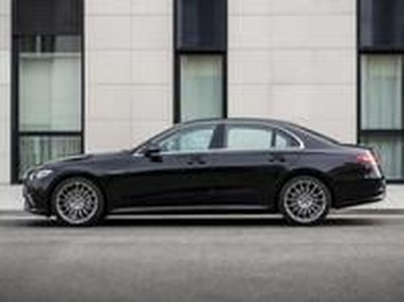 Black executive sedan for Manhattan car service